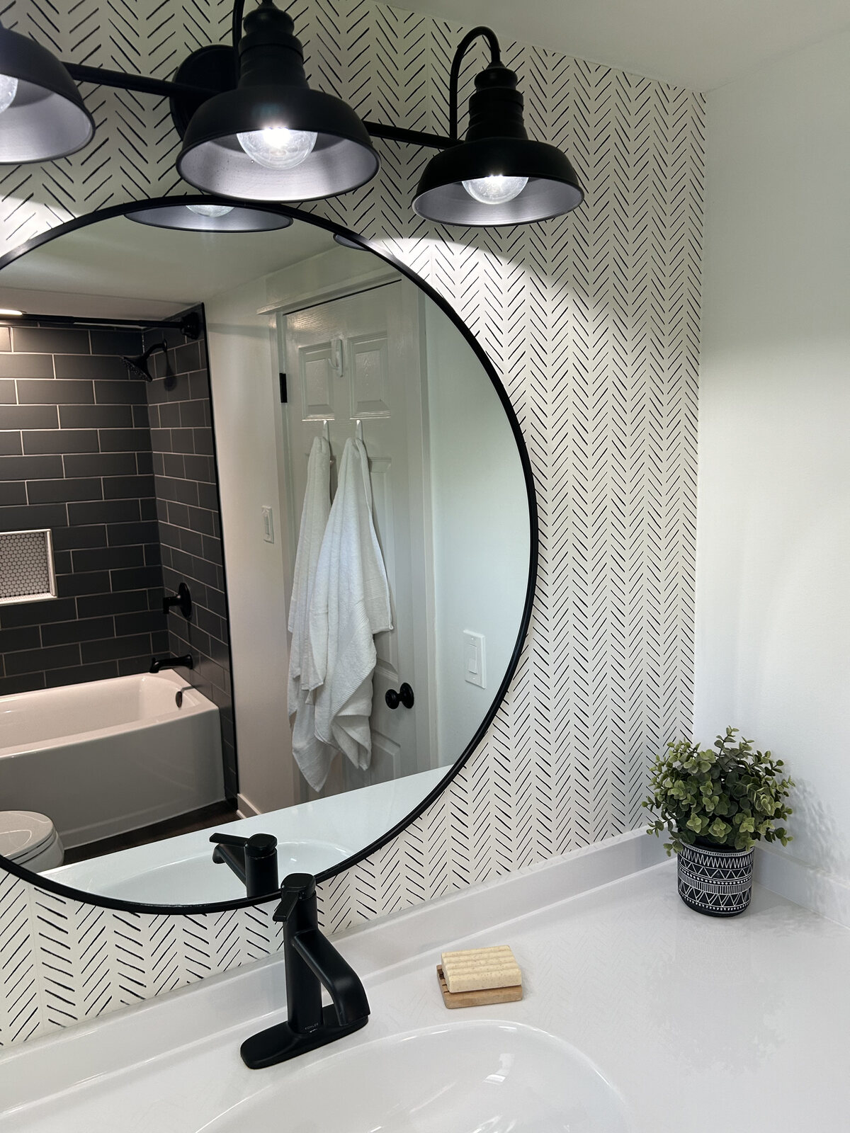Upstairs bath, round mirror and tub