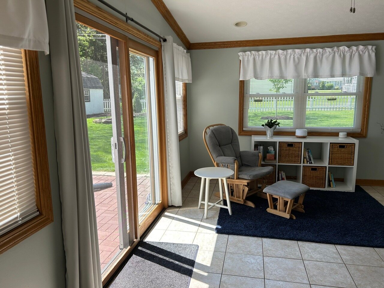 Four-season sunroom, sliding door to the patio, tile floor